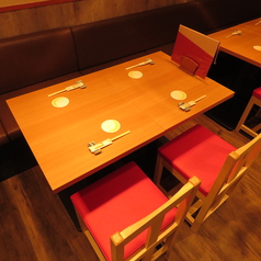 スタンダードな4名様席。座席の半分がソファなのも嬉しい！少人数でのプチ宴会や会社帰りにフラっとサク飲み等にもご利用いただけます♪どうぞお気軽にご利用くださいませ！