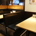 背もたれが高く座りやすいお席です。対面式ボックス席は話しやすく、会社の飲み会、友人や家族との食事など、幅広くお使いいただけます。