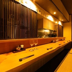 【臨場感ある人気席】カウンターの目の前は調理場なので、料理人の手早い料理工程を眺めることができます。お一人様でのサク飲みも大歓迎◎仕事終わりや休日の晩酌にもお気軽にお立ち寄りください！