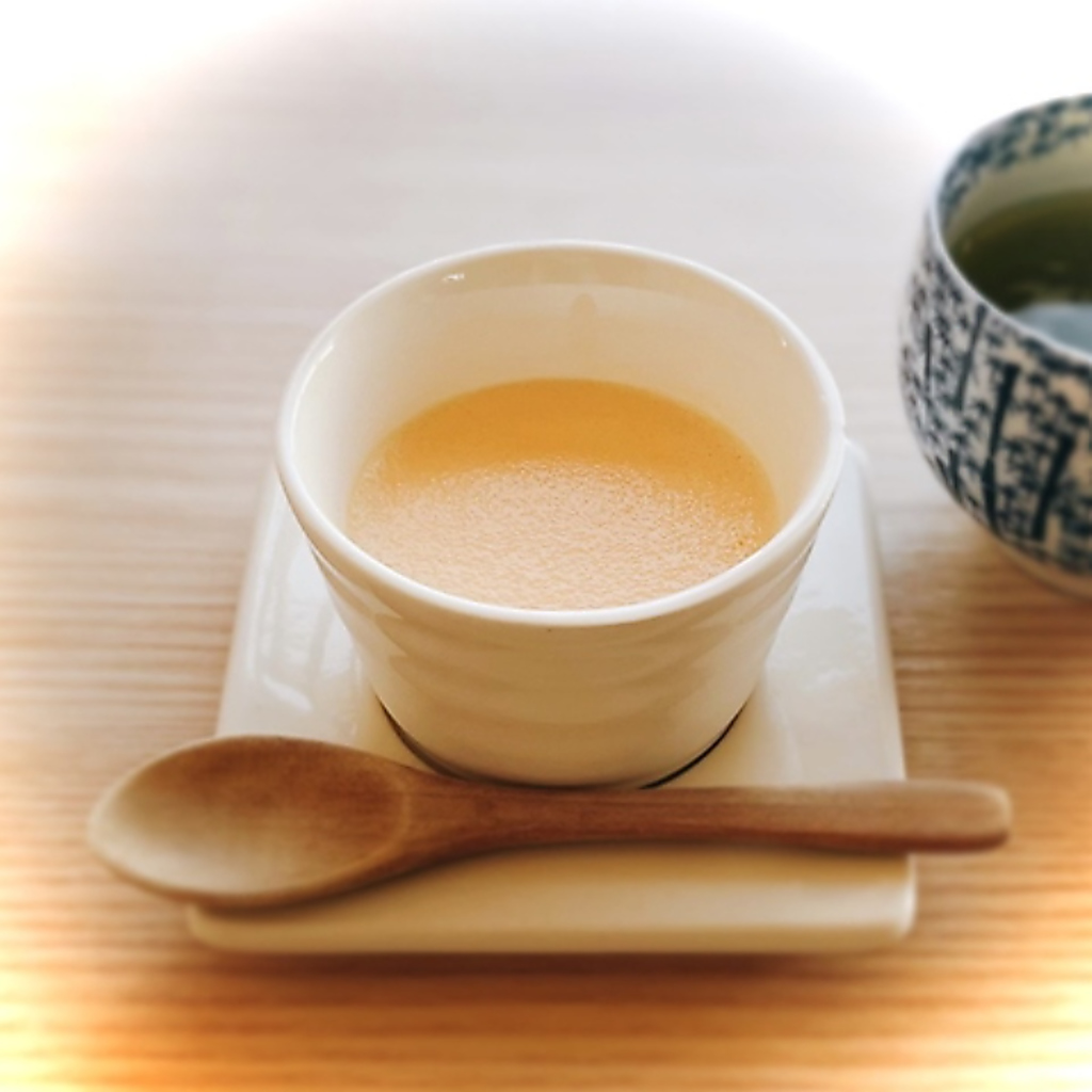 裏の人気メニュー「自家製プリン」。食後のデザートに最適！女性客やリピーター様にも大好評です。