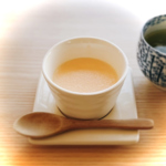 裏の人気メニュー「自家製プリン」。食後のデザートに最適！女性客やリピーター様にも大好評です。