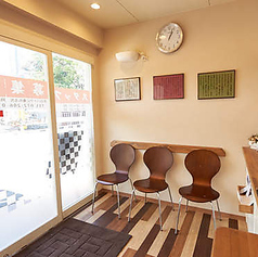 座ってお待ちいただける椅子をご用意しております♪