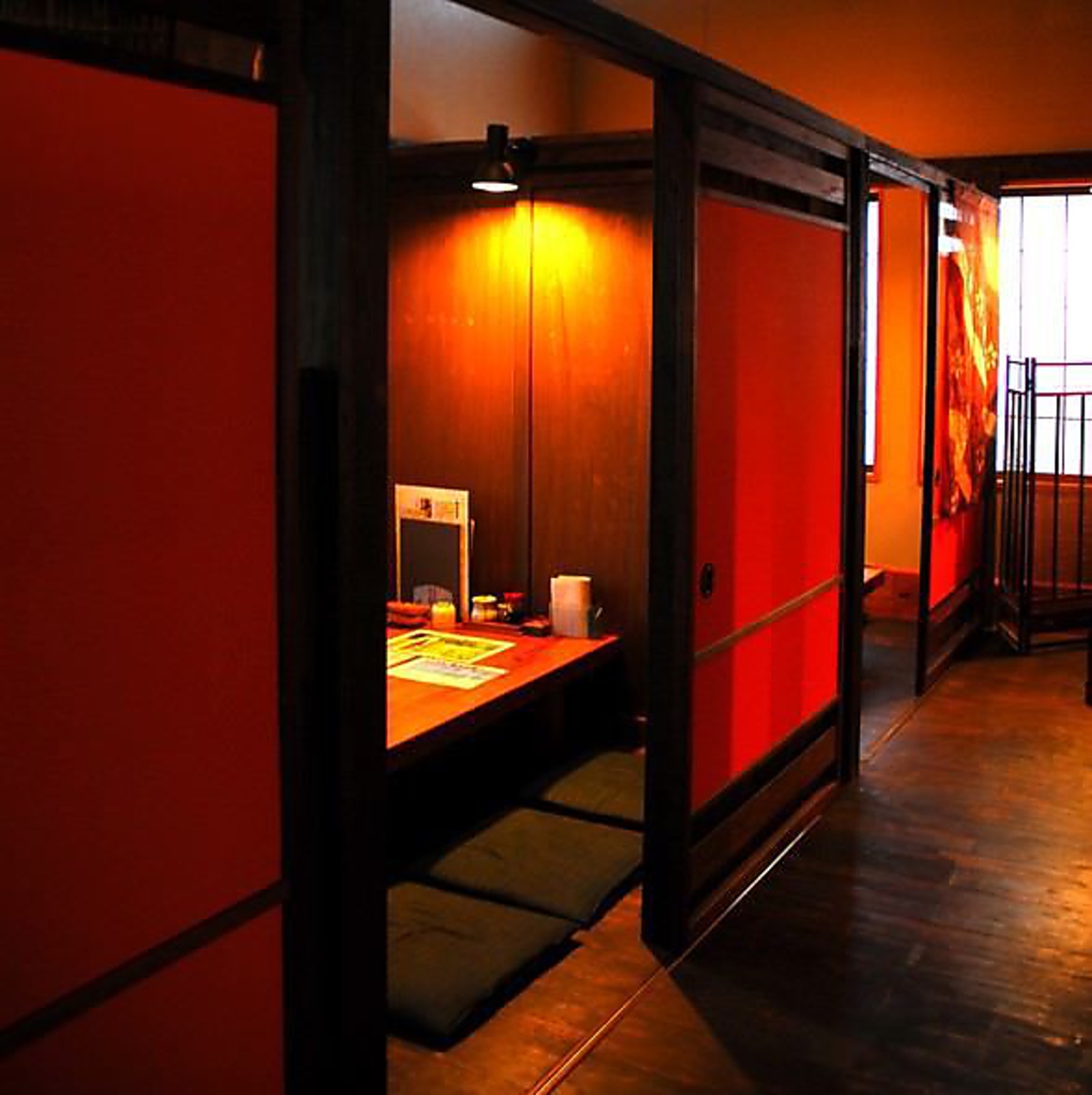 プライベートな雰囲気を楽しめる半個室のお席も人気。落ち着いた雰囲気でお楽しみください。