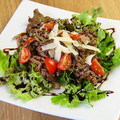 料理メニュー写真 那須野が原牛のサラダ仕立て、バルサミコソース