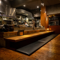 オープンキッチンを望む掘りごたつ式のカウンター席は1～2名様に最適な落ち着いた空間ですのでデートにも最適！席間隔もしっかりと確保されており、更にプライベート感を大切にしながらシェフの技を間近で楽しむことができます。料理の仕上がりを見ながらリラックスしたひとときをお過ごしいただけますので、ご利用ください
