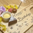 大切な記念日や誕生日に、心を込めたサプライズをお手伝いいたします。無料のメッセージプレートに加え、さらに豪華な1,800円の特製メッセージプレートもご用意可能です。焼肉店ならではの華やかな演出で、主役の方に喜んでいただけること間違いありません。