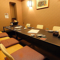 【嵯峨野の間】6～12名様まで◎掘りごたつなのでお座敷が苦手なお客様も足を伸ばしてゆったりとお寛ぎいただけます。向かい合って食事をするこちらのお席はお顔合わせの場に最適。和の趣を感じながら大切な1日をお過ごしください。素敵な記念日になること間違いなしです。スタッフ一同心を込めておもてなしいたします。
