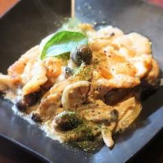 チキンフリカッセ(鶏肉のクリーム煮) ポルチーニ風味