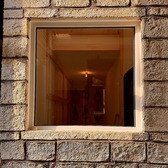 こちらはお客様にも見られるようにと新設した、生ハム・サラミの窓付き熟成庫。シャルキュトリーの工房が隣接しております。森にはクラウドファンディングの多くの方々のご支援によって完成した熟成庫も見えます。