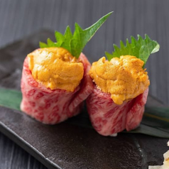 【極上の肉寿司】上質な牛タンの旨味が絶妙に調和する「黒毛和牛のウニ巻き」