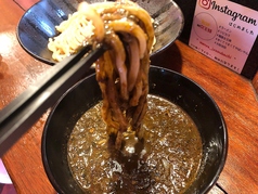 渡蟹とイカ墨の薬膳ココナッツスパイススープカレー極太麺（限定1日５食）