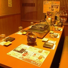 【少人数のお集まりや家族とのお食事にも当店は最適】木のテーブルと温かみのある照明が、落ち着いた雰囲気を演出します。合コンや2次会などのちょい飲みにもぜひご利用ください。安心して食事や会話を楽しめる居心地のよい空間です。