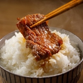 快適な空間でお食事を楽しんでいただけるよう、「全面禁煙」とさせていただいております。お煙草の匂いを気にせず、炊き立てのご飯とお肉の香りを心ゆくまでお楽しみください。なお、お煙草を吸われるお客様のために「喫煙専用室」を別途設けておりますので、愛煙家の方も安心してお過ごしいただけます。