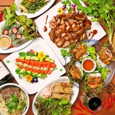野菜たっぷり、海鮮メニューから肉料理まで色鮮やか！野菜が多いのもベトナム料理の魅力。ヘルシーメニューに海鮮料理。海老を筆頭にホタテやイカなどを使ったお料理。絶品肉料理を食べても、これだけの野菜を食べればなぜかヘルシー感覚