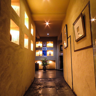 柔らかな間接照明でゆったりと落ち着ける空間を演出