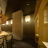 全席禁煙となっており、快適な空間でお食事を楽しんでいただけます。また、どなた様にも安心してご利用いただけるよう、車椅子での入店やベビーカーでの入店も可能です。ご不明な点がございましたら、ご予約の際にお気軽にお申し付けください