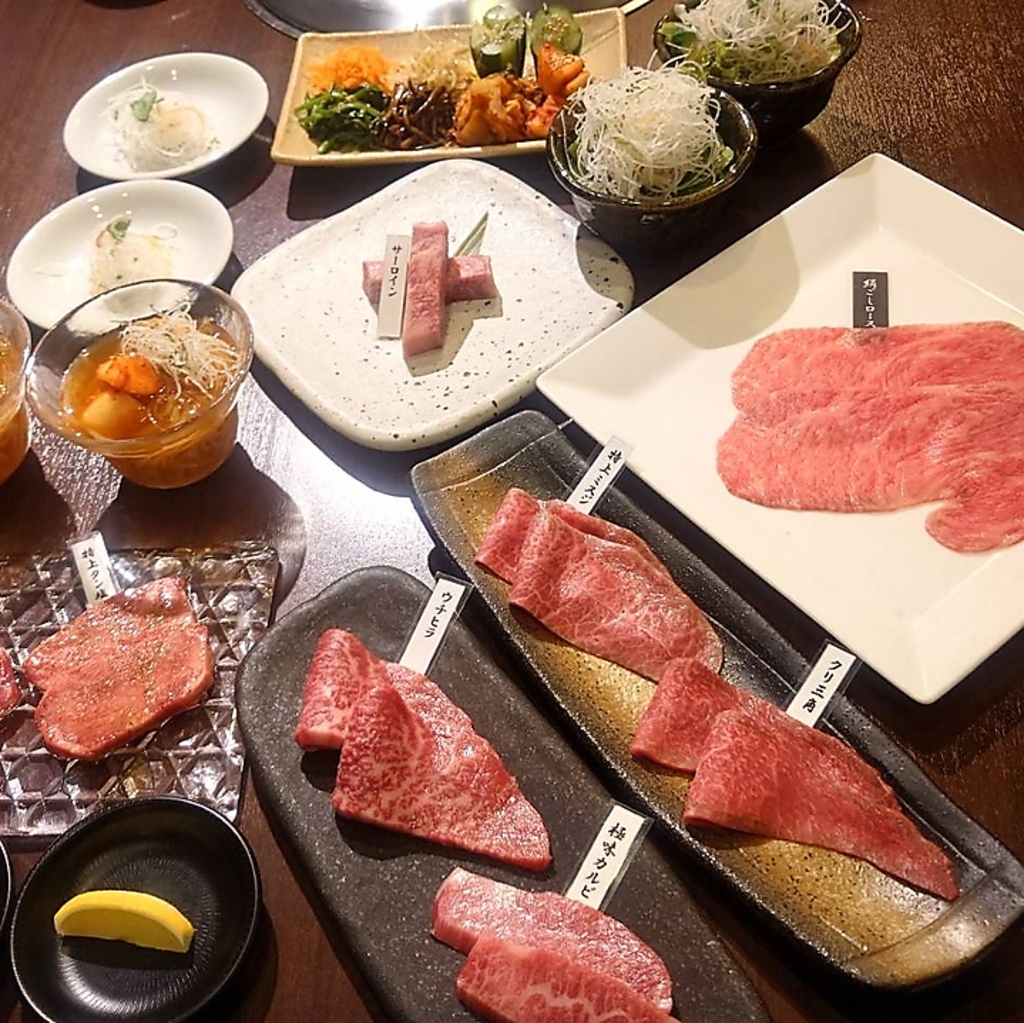 ご注文を受けてから店主が肉質に合わせ、1枚1枚お客様を思い丁寧にカットしてご提供致します。