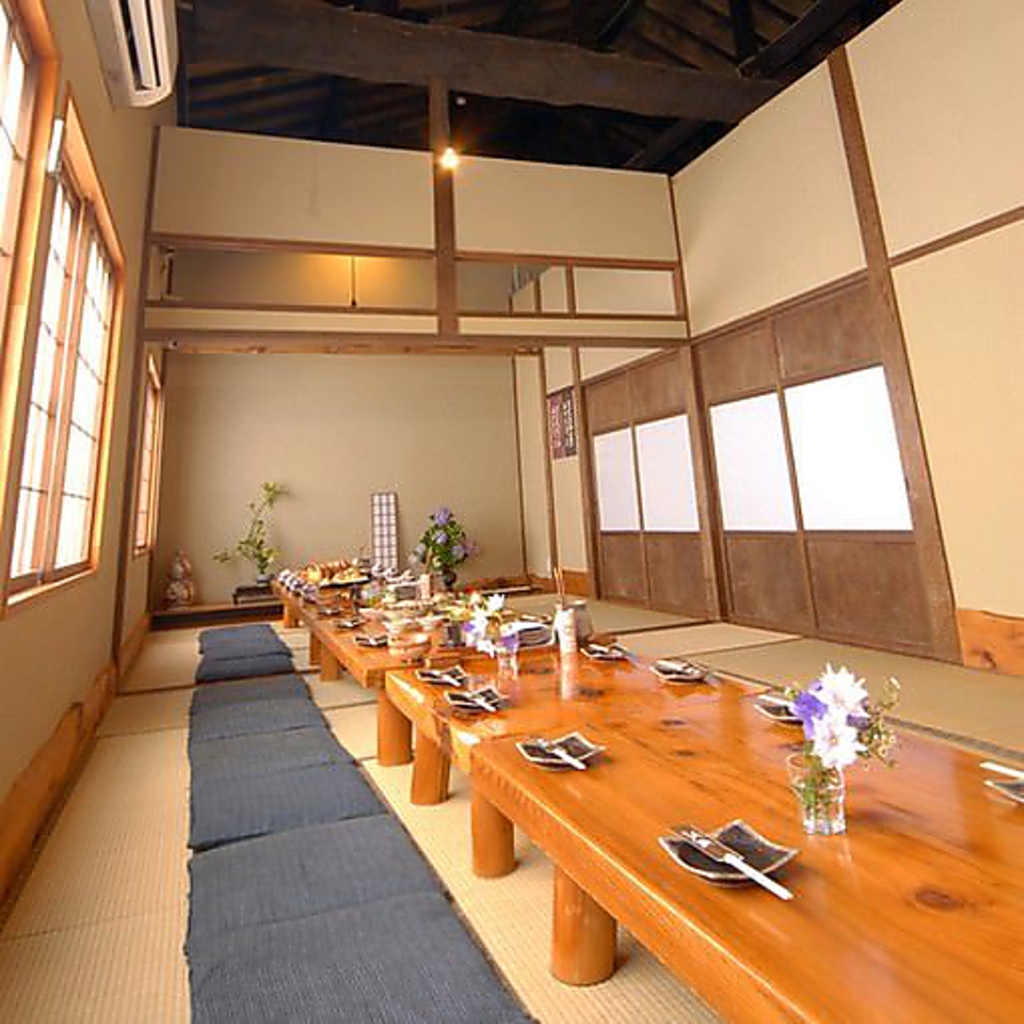 広々とした広間の個室は20名様～30名様くらいまでご利用頂けます。お集りの席などにご利用下さい。