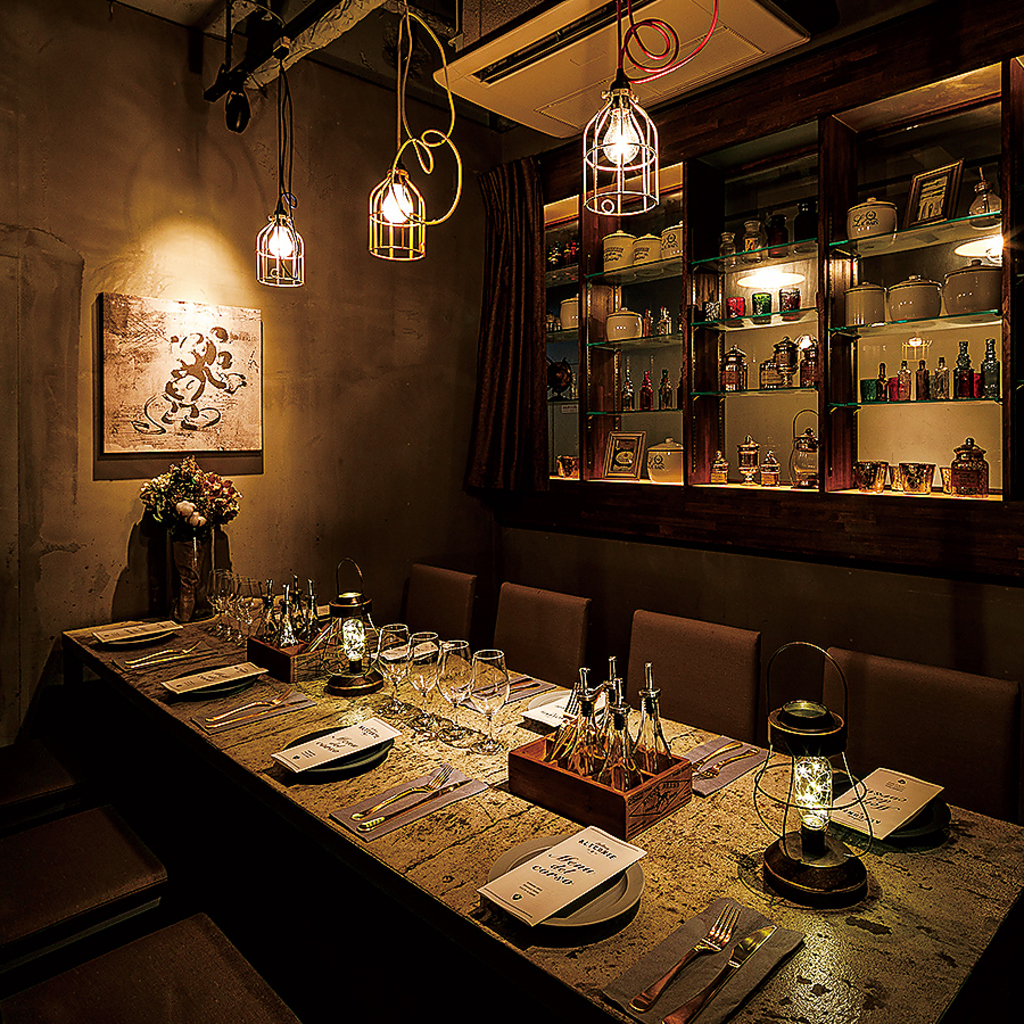 コンクリートのテーブル個室は人気の為予約必須★