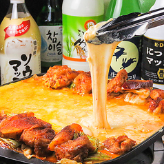 【当店オススメ】これぞ王道！とろとろモッツアレラとチェダーが病みつき♪チーズタッカルビ！の写真