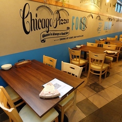 落ち着いた雰囲気の中でお食事をお楽しみください。様々なサイズのお席をご用意しております。少人数からご用意できるテーブルがございます。人気のお席となりますのでお早めにご予約をお願い致します。