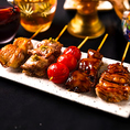 新鮮な朝〆鶏を使用し、炭火でじっくりと焼き上げた焼き鳥は炭の香りが鶏肉の味わいをさらに引き立て、一口食べればその違いがわかる逸品です。飲み放題付きコースでも存分に当店の焼き鳥をご堪能いただけます。新鮮さと炭火焼きの技が織りなす絶妙な味わいをぜひご堪能ください。