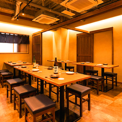 ゆったり座れる席で楽しむ☆ホルモン料理と屋台料理の大衆酒場。上野横丁 上野店では、荷物を置いてもゆとりのある広々とした席でおくつろぎいただけます。大衆的な雰囲気の中で、美味しいホルモン料理や屋台料理をお楽しみください。友人や家族との楽しいひとときを過ごしながら、絶品料理をご堪能いただけます。