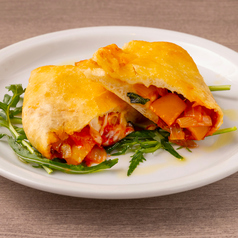 ゴロゴロカポナータとモッツァレラの包み揚げピッツァ