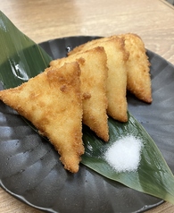 3種チーズと魚のすり身の三角揚げ