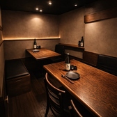 【田町駅チカ◎宴会に最適な広々空間】駅徒歩2分の好立地にあり、会社宴会や歓送迎会にぴったりの広々空間をご用意♪定番の焼き鳥から希少部位、鶏のお刺身まで多彩なメニューをリーズナブルに!1時間980円の飲み放題プランも大好評◎雰囲気ある空間で、気軽に本格鶏料理を楽しめます!