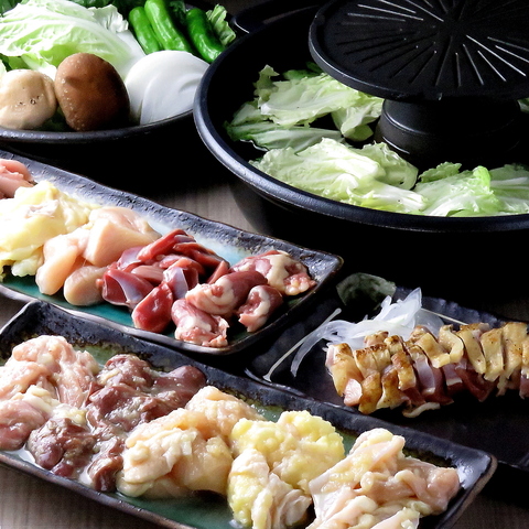 駅チカ！上で鶏肉を焼いて下で野菜を煮る特製鍋。一度で二度美味しい新感覚を味わう！