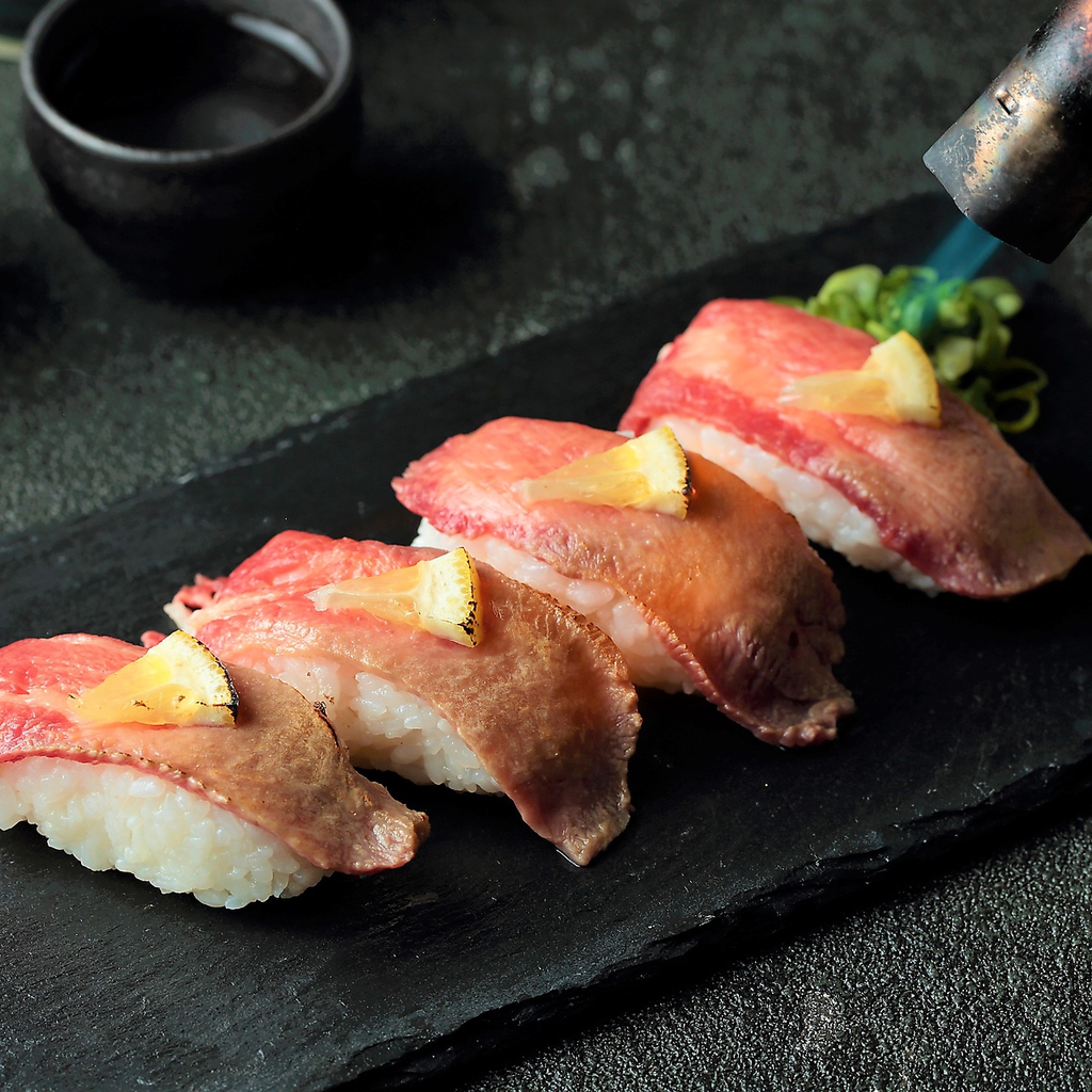 炙り牛タンずし♪直前に炙ることで香りもお楽しみ頂けます！！