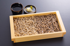 当店の蕎麦は北海道幌加内産の蕎麦の実を胴搗製法で製粉したそば粉を使用しています。