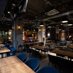 開放感のある広々としたテーブル席は、大人数でのパーティーや宴会に最適です。店内貸切のご利用で、立食形式なら最大180名様、着席形式なら最大110名様まで対応可能です。結婚式の二次会や同窓会、企業の歓送迎会など、大規模なイベントを華やかに演出する空間としてご利用いただけます。