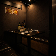 【6～8名様用個室席】6～8名様用個室席は、中規模な宴会やご友人同士の集まりにおすすめ。落ち着いた雰囲気とプライベート感を兼ね備えた空間で、和やかなひとときを過ごせます。扉付きの個室なので周囲を気にせず会話も弾み、親しい方とのお祝いにも最適。お料理とお酒を囲んでゆったりとお楽しみください。