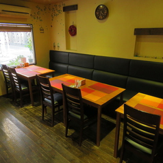 おしゃれなテーブル席は4名様でもゆったりと使用できます！