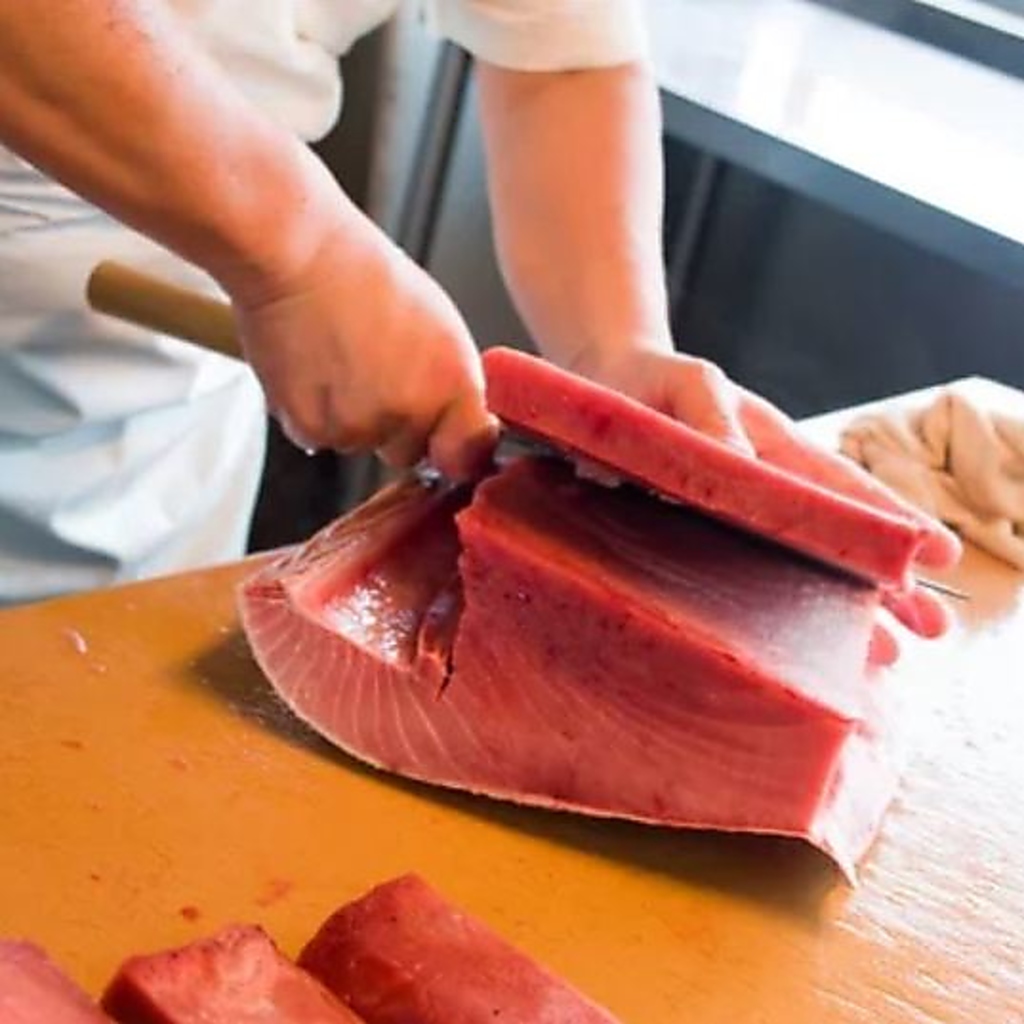 高知で採れた食材をふんだんに使った逸品料理をご提供しております。特に海鮮料理は大将のおすすめ！