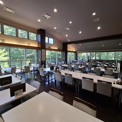 「レストラン悠瑠璃」でごゆっくりとお食事をお愉しみいただけます。