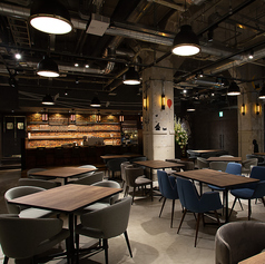 開放感のある広々としたテーブル席は、大人数でのパーティーや宴会に最適です。店内貸切のご利用で、立食形式なら最大180名様、着席形式なら最大110名様まで対応可能です。結婚式の二次会や同窓会、企業の歓送迎会など、大規模なイベントを華やかに演出する空間としてご利用いただけます。