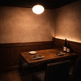 【駅チカ×広々空間◎各種宴会に最適】田町駅・三田駅から徒歩2分の好立地!会社宴会や仲間との飲み会に最適な広々とした空間でお出迎え♪定番の焼き鳥から希少部位「きんかん」「つなぎ」など、鶏料理のバリエーションも豊富◎1時間飲み放題980円プランや喫煙可能エリアも完備しておりシーンを問わずご利用いただけます