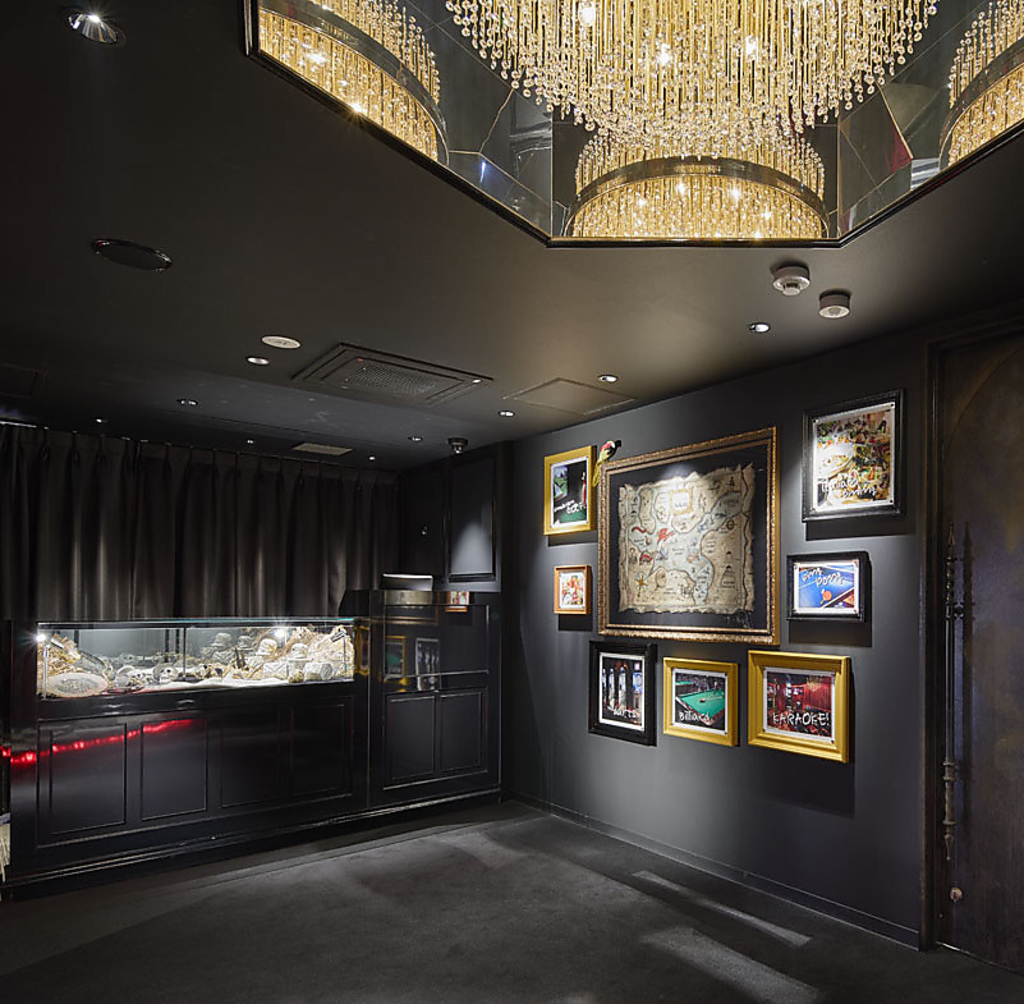 入口の扉を開けるとエントランス空間が！元気にお迎えいたします！