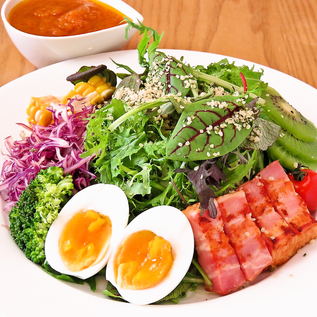 新鮮なお野菜やフルーツにお肉…バランスの取れたしっかりサラダ！美味しく食べながらデトックス♪