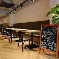 【最大12名様までOK！連結可能な2名様用テーブル席】2名様用テーブル席は、連結することで最大12名様までご利用いただけます◎少人数での飲み会からグループでの集まりまで、様々なシーンに対応可能です。人数に合わせて柔軟に対応いたしますので、お気軽にご相談ください。