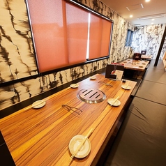 ご家族でのご来店や、ご友人とのお食事会、女子会合など、幅広いシーンでご活用いただけるように、広々とした空間で、ごゆっくりとお過ごしいただけます。ご要望など、ご相談くださいませ。ご予約の際は、お気軽にお電話にてお問い合わせください。