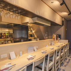 【おひとり様も大歓迎】臨場感のあるカウンター席◎系列店にカラオケなどもございますので、焼き鳥を楽しんだあとぜひご利用ください♪