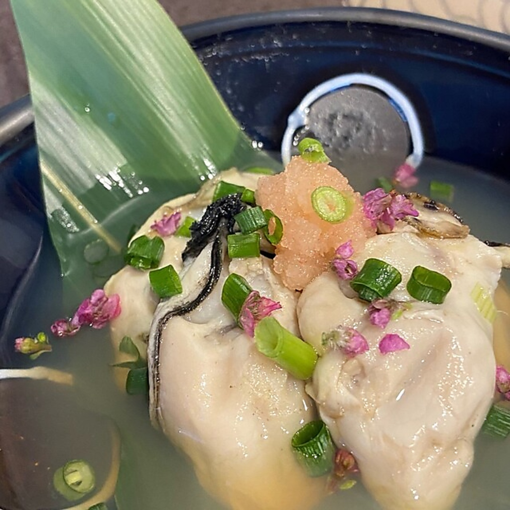 新鮮な牡蠣を使用した逸品。出汁が染みた上品な味わいで、彩り豊かなトッピングが楽しめます！