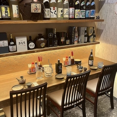 こだわりの泡盛に囲まれながら飲めるカウンター席もおすすめ〇