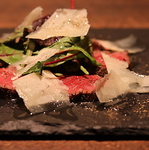ローストした牛肉にパルミジャーノチーズでまろやかさを。ワインのおともに。