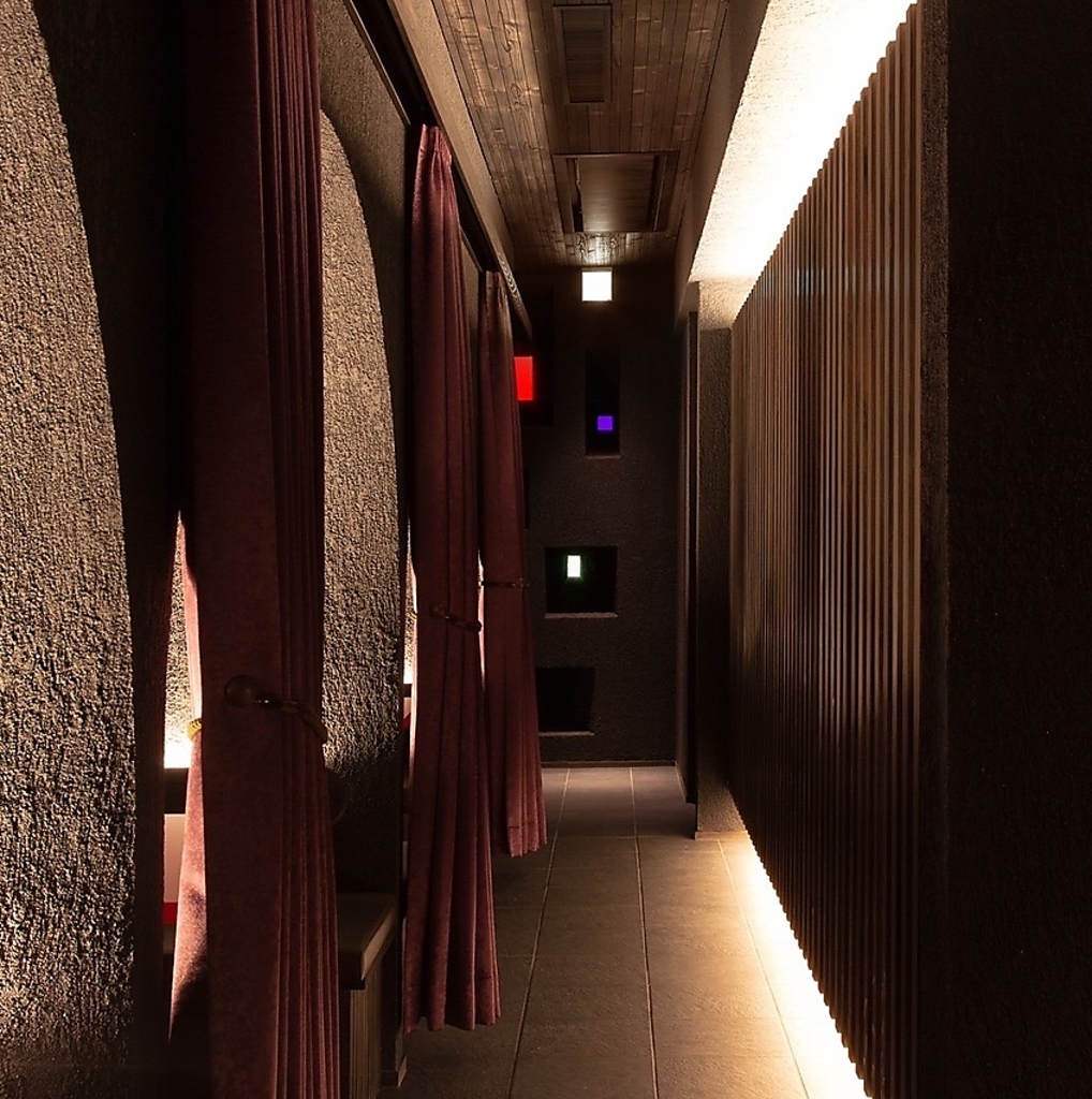 扉を開けると目の前には非日常的なシックでモダンな空間が広がっており大人な雰囲気が漂っています◎