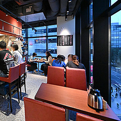 本場中国の雰囲気が漂う店内！デートからご接待、各種宴会など幅広くご利用ください。大切な方々と共に至福のひと時をお楽しみください。ご来店お待ちしております。目の前で繰り広げられる調理風景を楽しむことができるカウンター席もご用意してますので、お好きな方をお座りいただけます。用途に合わせてどうぞ！